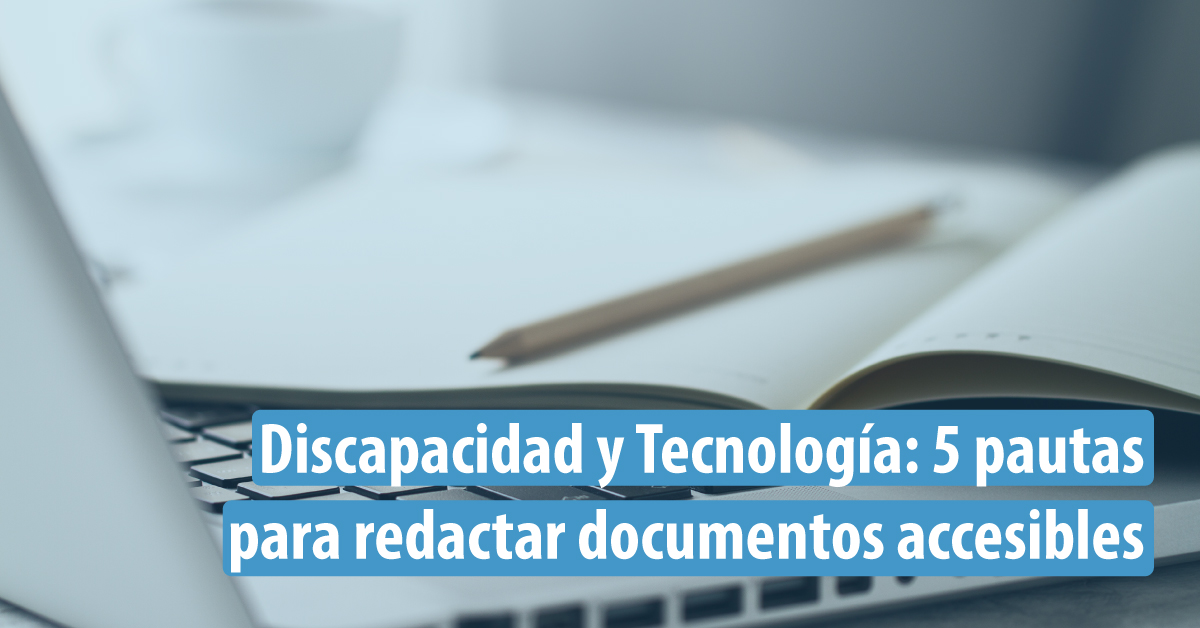 Fotografía que muestra un primer plano de un computador, una libreta abierta y un lápiz. Crédito imagen: Freepik.es