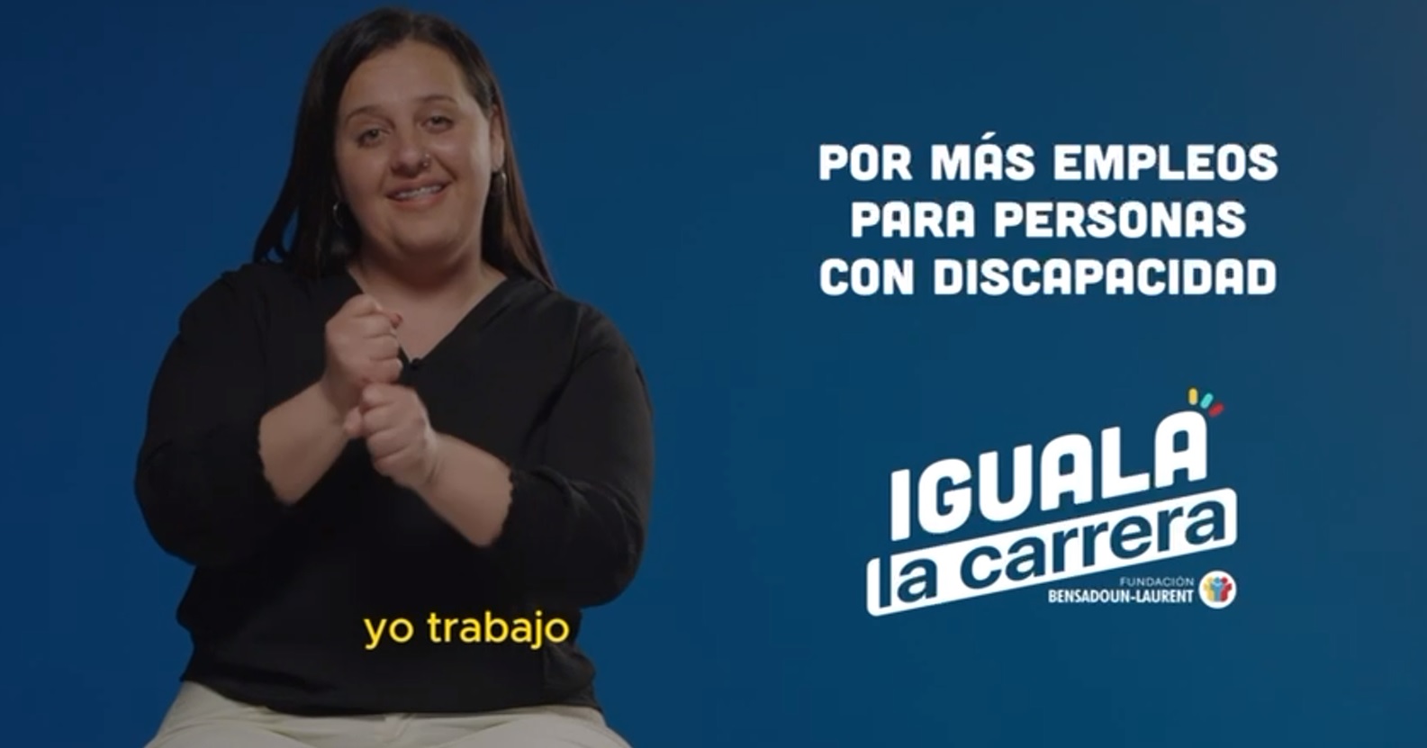 Imagen que contiene mujer sorda haciendo seña de trabajo y el texto "por más empleo para personas con discapacidad", igualá la carrera.